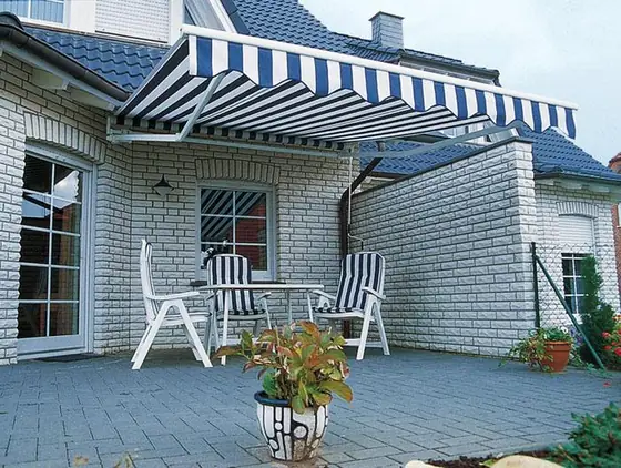 Markise an einem Haus mit Satteldach