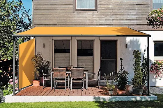 Pergola-Markise mit Stützen über einer Terrasse