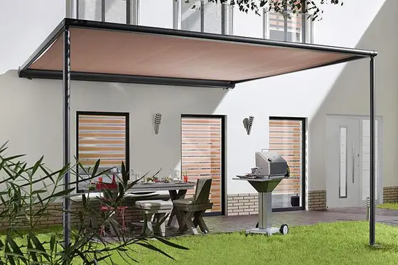Pergola-Markise mit vertikaler Beschattung