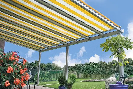 Pergola-Konstruktion über einem Sitzplatz