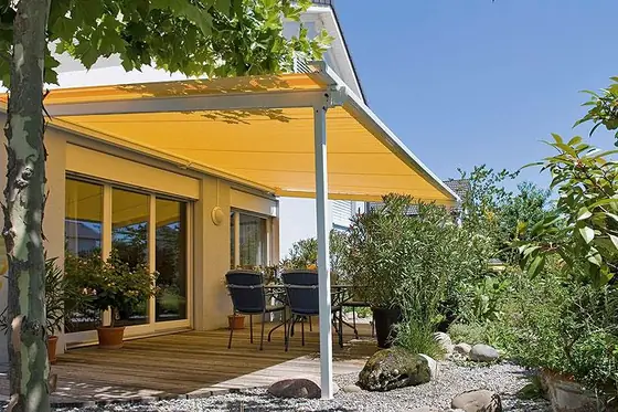 Pergola-Markise an einer Hausecke
