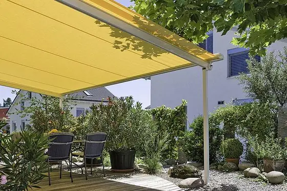 Pergola-Markise mit Beleuchtung am Abend