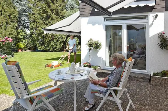 Beschattete Fenster einer Südfassade von der Gartenseite