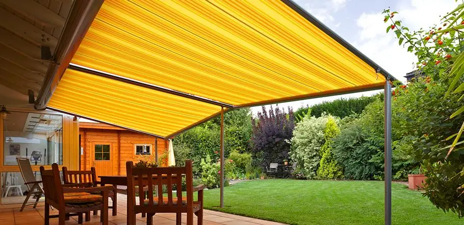Terrassenmarkise mit gemustertem Tuch