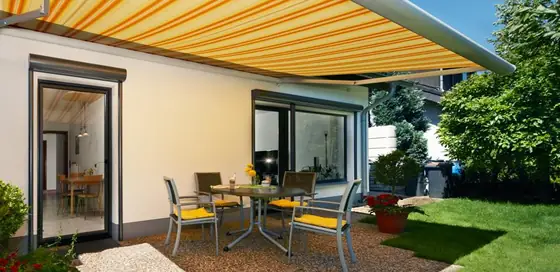 Markisensystem an einem flachen Bungalow