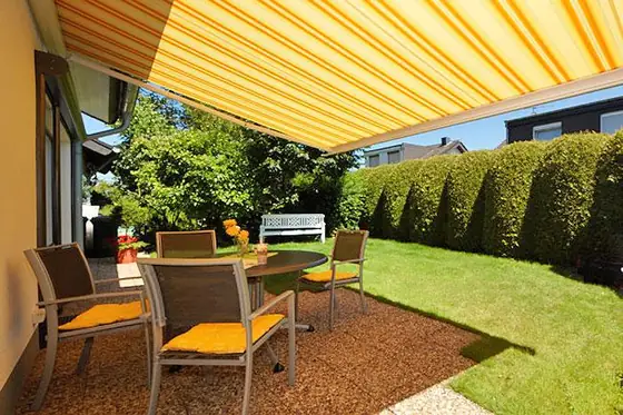 Flache Markisenkonstruktion über einer Bungalow-Terrasse