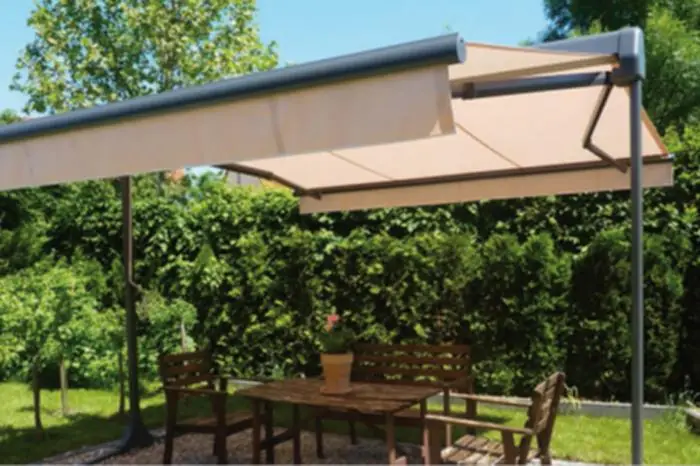 Freistehende Giebelmarkise über einem Gartensitzplatz