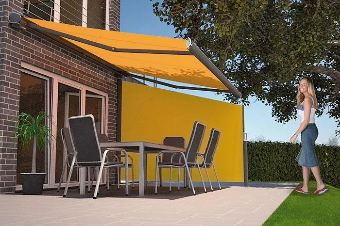 Seitlicher Sichtschutz als ausgezogene Markise neben einer Terrasse