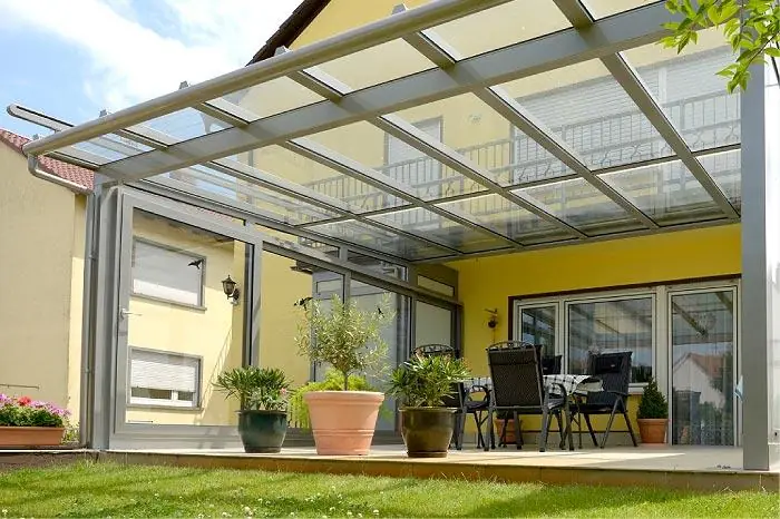 Terrassenüberdachung aus Aluminium mit Glasdach