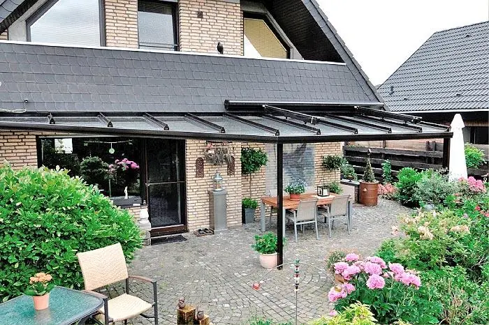 Terrassendach mit Verbund-Sicherheitsglas über einer Sitzgruppe