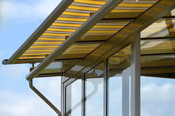 Terrassendach mit seitlichem Windschutz aus Glas