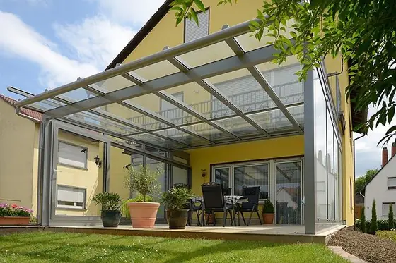 Überdachte Terrasse mit Gartenmöbeln und Pflanzkübeln