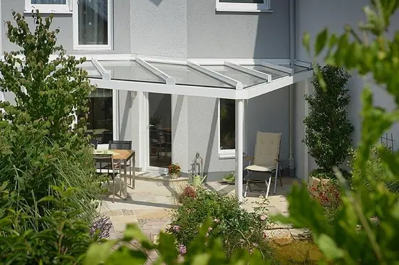 Terrassendach mit anthrazitfarbenen Aluminiumprofilen