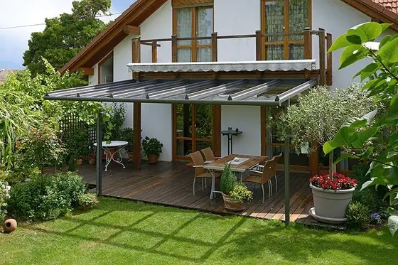 Breite Terrassenüberdachung über der gesamten Hausrückseite