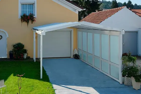Terrassenüberdachung an einem Reihenhaus mit schmalem Grundriss