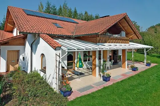 Terrassendach mit Glasschiebeelementen an der Front