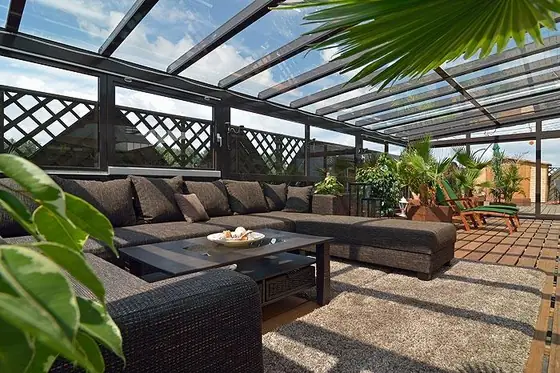 Terrassenüberdachung mit Blick über den Garten