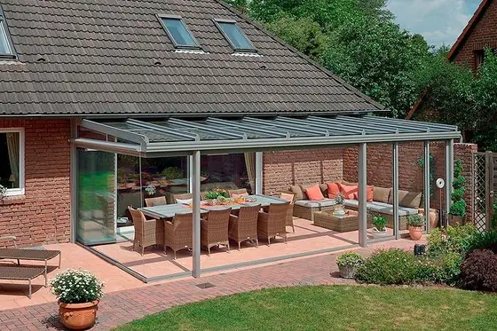 Überdachte Terrasse an einem Bungalow