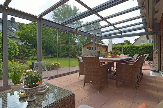 Terrassendach mit Beleuchtung in den Sparren