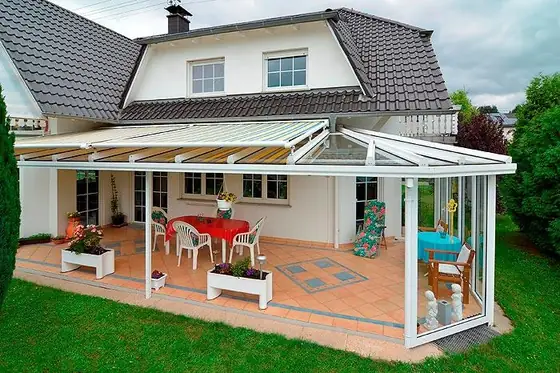 Terrassendach am Reihenhaus mit schmalem Grundriss