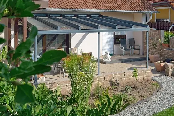 Terrassendach mit Übergang zum Hauseingang