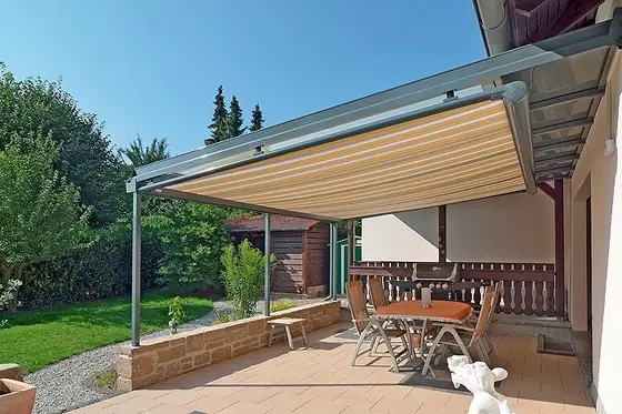 Terrassenüberdachung über einer Ecke des Gebäudes