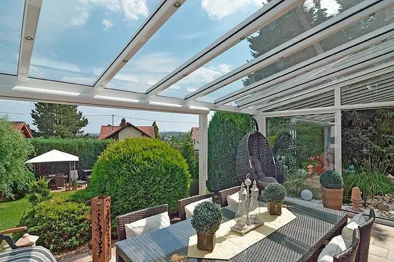 Terrassendach mit anthrazitfarbenen Aluminiumprofilen