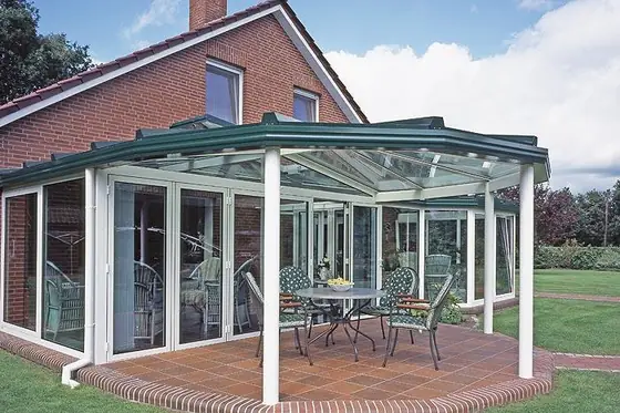 Überdachte Terrasse mit angrenzendem Gartenweg