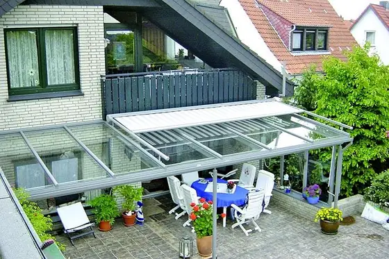 Terrassenüberdachung an einem Haus mit Klinkerfassade