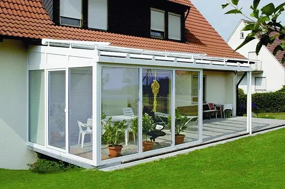 Terrassenüberdachung mit Sonnenschutz über dem Glasdach