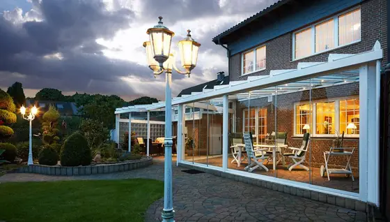 Glashaus-Terrassendach von der Gartenseite