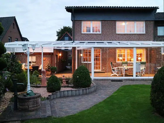 Glashaus-Terrassendach mit dimmbarer Beleuchtung