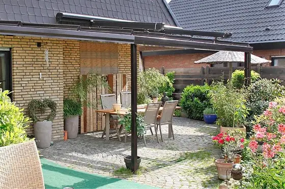 Terrasse als Aufenthaltsbereich unter dem Dach