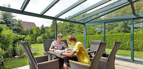 Terrassenüberdachung mit geschlossener Seitenwand