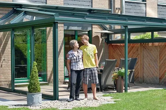 Seitenwand aus Glas als Windschutz