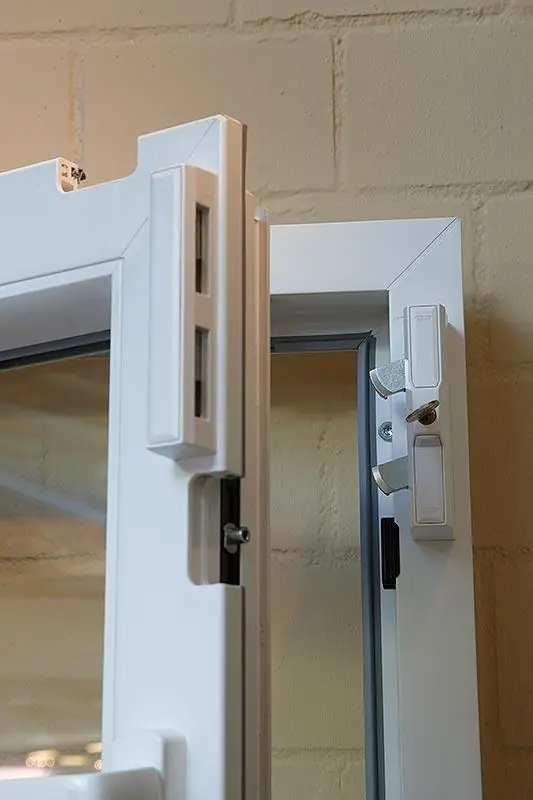 Fenstergriffe und Sicherheitsbeschläge auf einer Musterwand