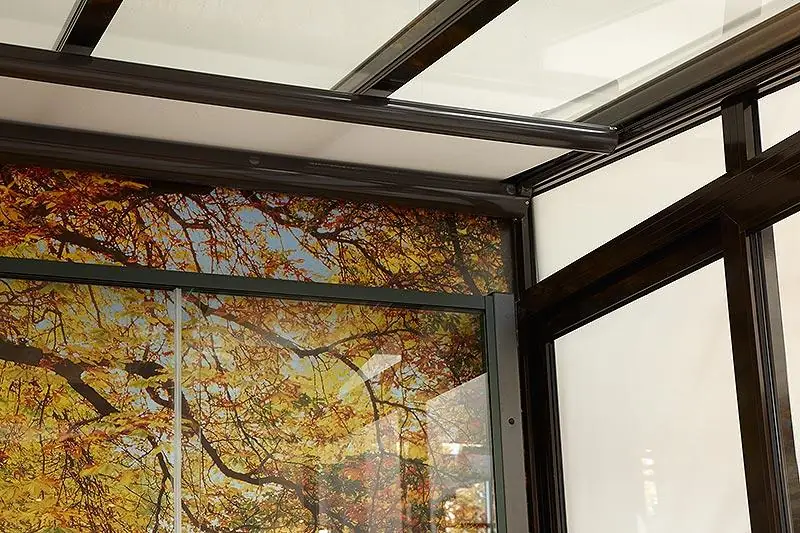 Aluminium-Profile eines Terrassendachs als Schnittmuster