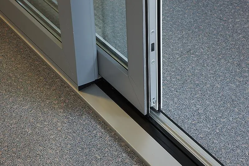 Planungstisch mit Grundrissen und Profilmustern