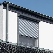 Neue Fensterelemente in einer Hausfassade