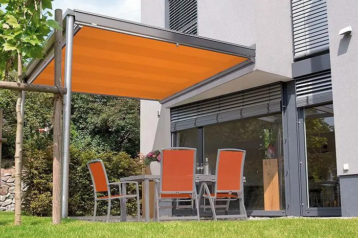 Unterglas-Markise mit Führungsprofilen zwischen den Sparren