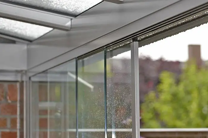 Glasfaltwand an einem Sommergarten