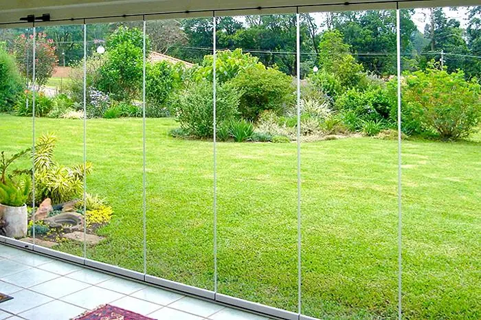Glasschiebewand zwischen Wintergarten und Terrasse