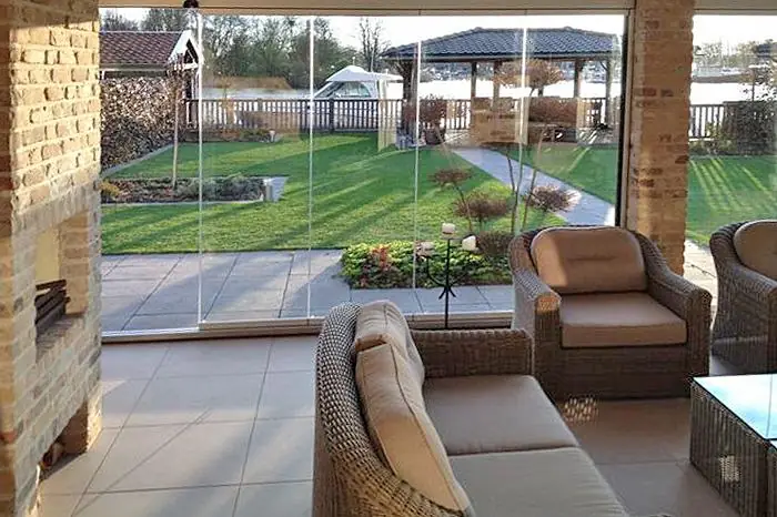 Glasschiebeanlage an einer überdachten Terrasse