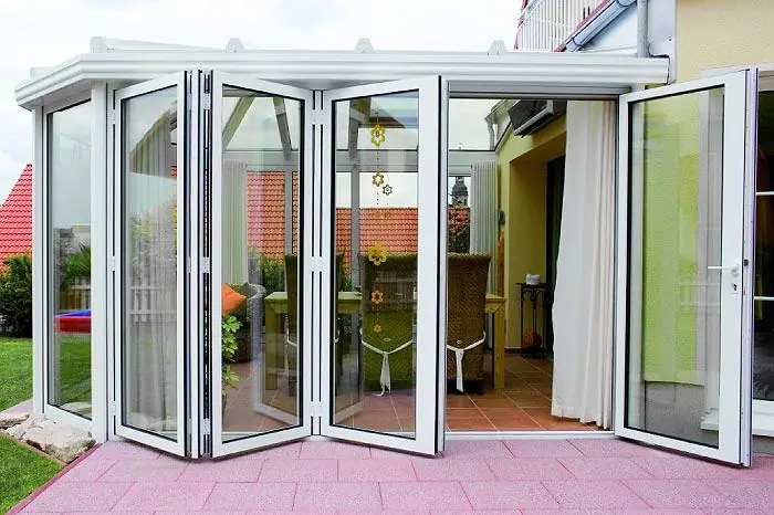 Ganzglas-Schiebeelemente an einem Glashaus