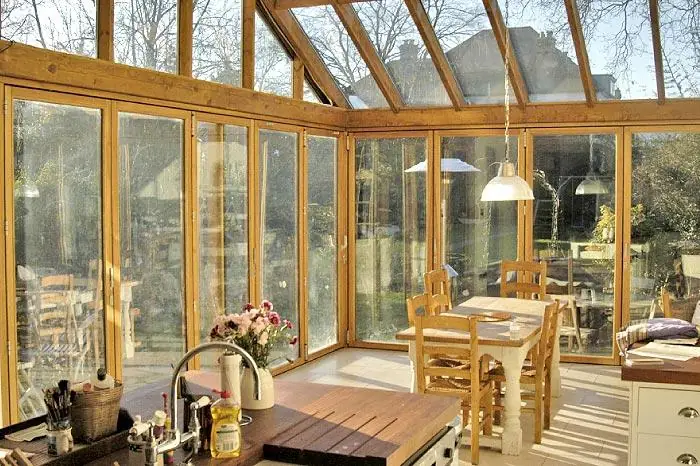 Wintergarten mit geschlossener Glasschiebefront