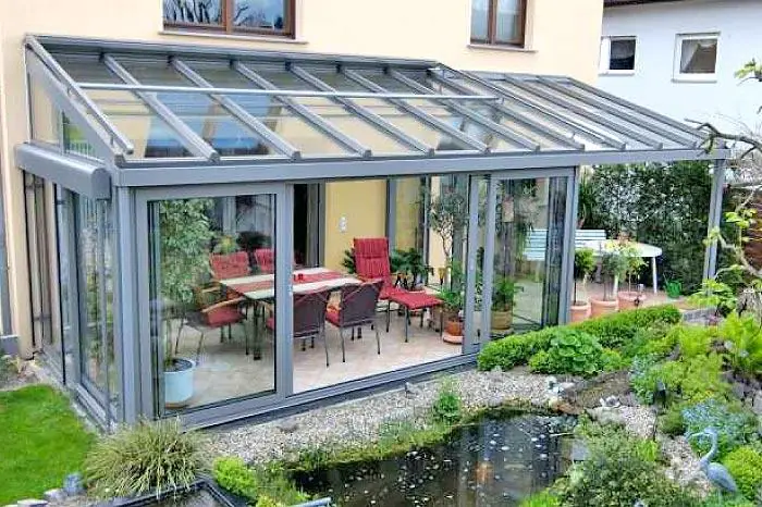 Griff und Verriegelung einer Glasschiebetür