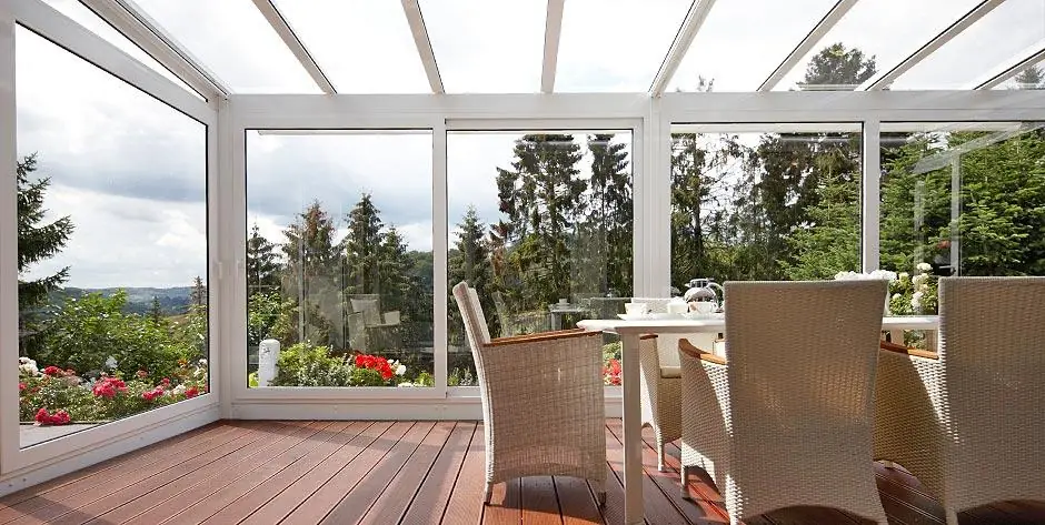 Sommergarten mit filigraner Glaskonstruktion
