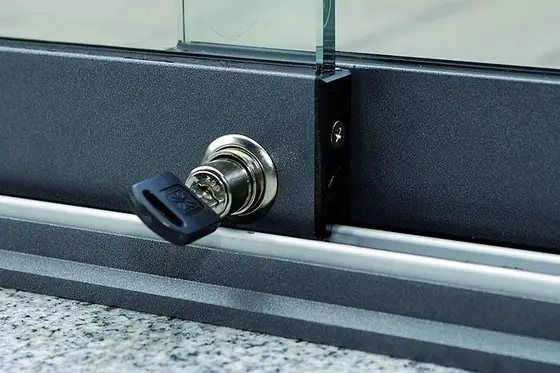 Glashaus mit geöffneten Schiebeelementen