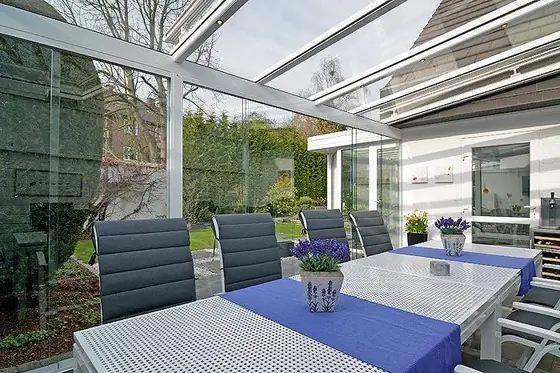 Sommergarten über einer Terrasse mit Plattenbelag