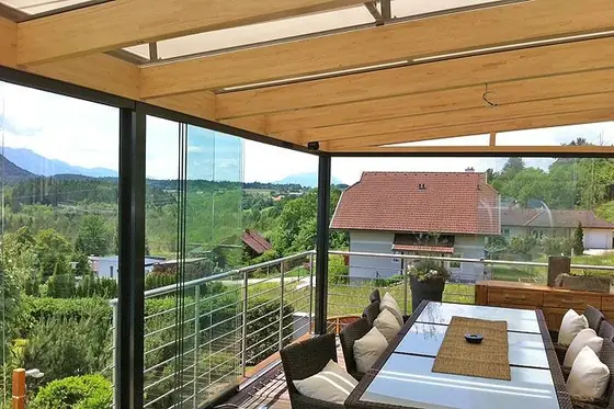 Sommergarten an einer Hauswand mit Pflanzkübeln